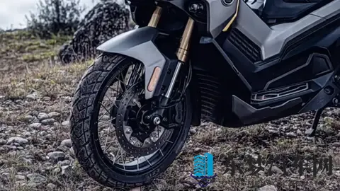 无极米兰发布两款踏板车，双缸450够硬核，大轮踏板也不错！-1