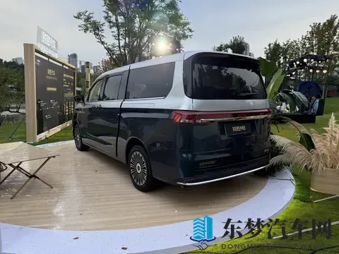 老头正添奶狂吃做乳：汽车补能革命,多元方案重塑出行体验