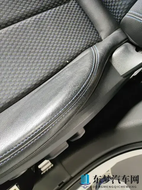 男生把困困放到女生困困里：创意汽车亮相：新设计引领时尚潮流