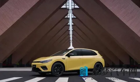 无框玻璃+翻毛皮+大床模式,零跑Lafa5内饰首曝,够运动还实用-2