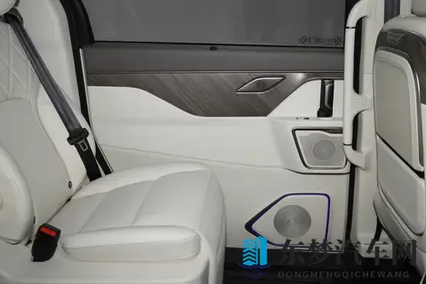 配HUD+23个扬声器，这台2858万的MPV车型实力如何？