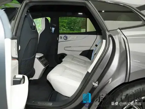 极氪001降价至269万！900V架构让燃油车慌了-1