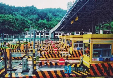 2025年高速公路收费变革：哪些路段免了费？未来趋势如何？