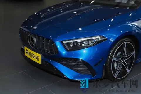 2025 款奔驰 A 级 AMG 两款车型对比：动力同源，配置差异影响选择？