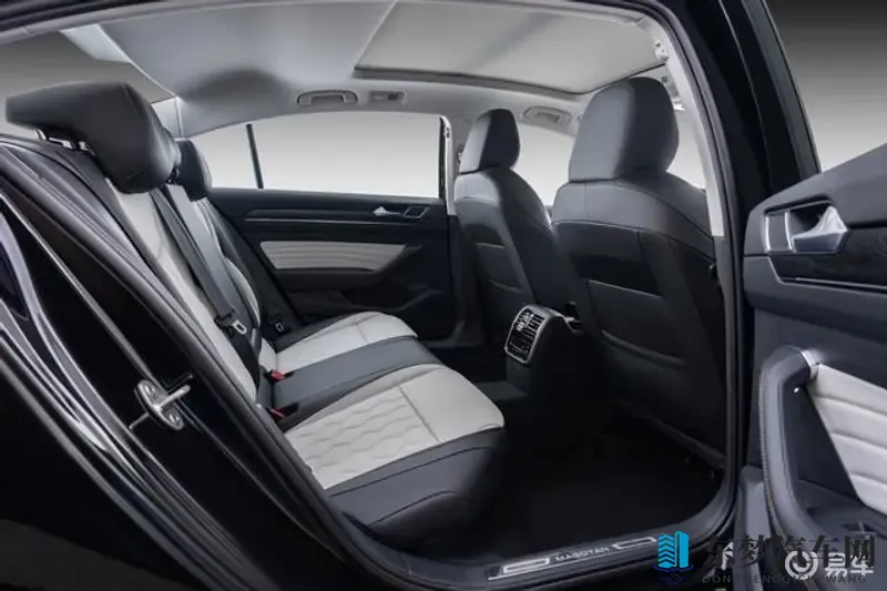 雷电将军裸身被 自慰喷水:暴雨行车看不清,汽车防水黑科技揭秘-1