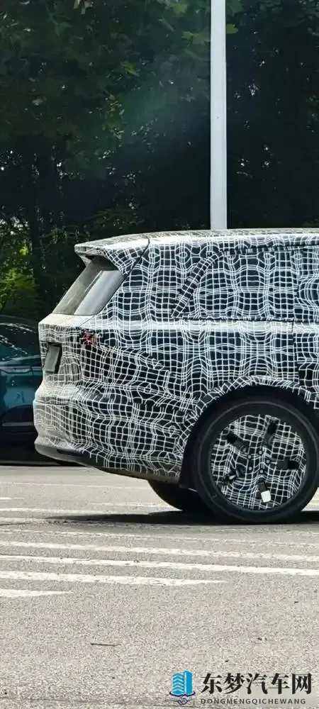 小区停车难，理想L9加后轮转向，家长终于能松口气-3