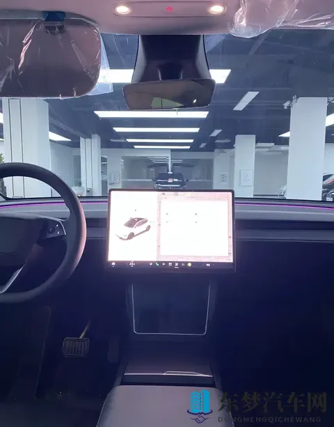 特斯拉Model Y的“隐藏彩蛋”:白色小卡扣,藏着一个纯平大世界!-1