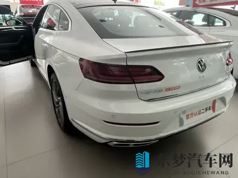 妺妺穿白丝忍不住c了：白丝诱惑，妹妹瞬间失控，春光乍泄