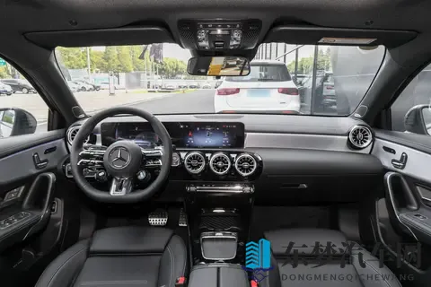 2025 款奔驰 A 级 AMG 两款车型对比：动力同源，配置差异影响选择？-2