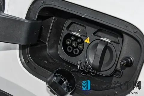 华为乾崑ADS SE加持,轴距2900mm,试驾深蓝S07 2026款,值得选吗?-2