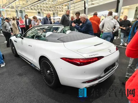 迈巴赫首款双座敞篷跑车亮相！双拼色车身动感十足，配40T V8动力-2