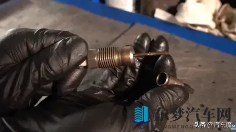 断火花塞别慌！90%人硬撬毁缸，正确方法3步搞定还省工时费