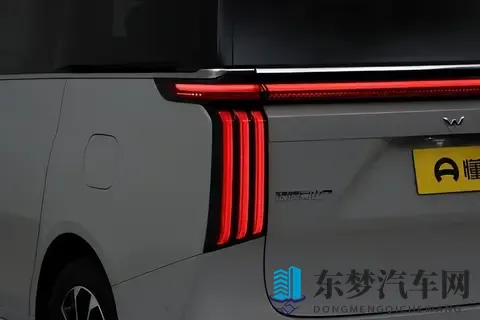 三孩爸开了台新MPV，全家人都说：这车像家一样舒服！-2