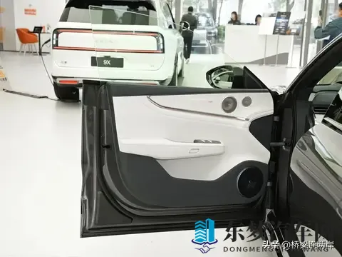 极氪001降价至269万！900V架构让燃油车慌了-3