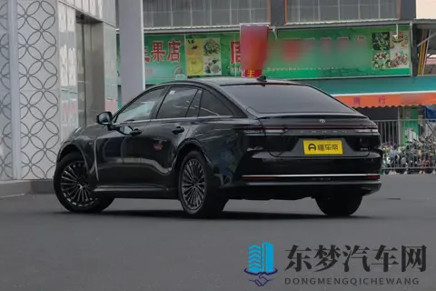 30 万左右选中大型混动轿车，皇冠（进口）怎么选？别被配置绕晕了-2