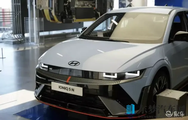 男生和女生一起差差差轮滑鞋：男女携手共赏轮滑风采-1