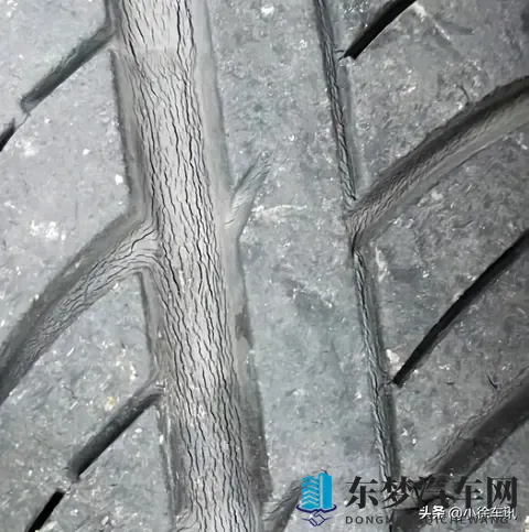 5，6年的轮胎，每年几千公里，花纹还很深，有点老化，用不用更换-1