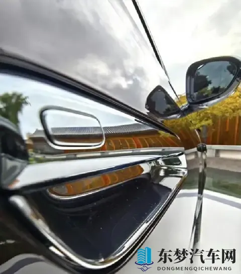 皇上当众揉捏公主的乳峰：皇帝公共场所抚摸公主胸部