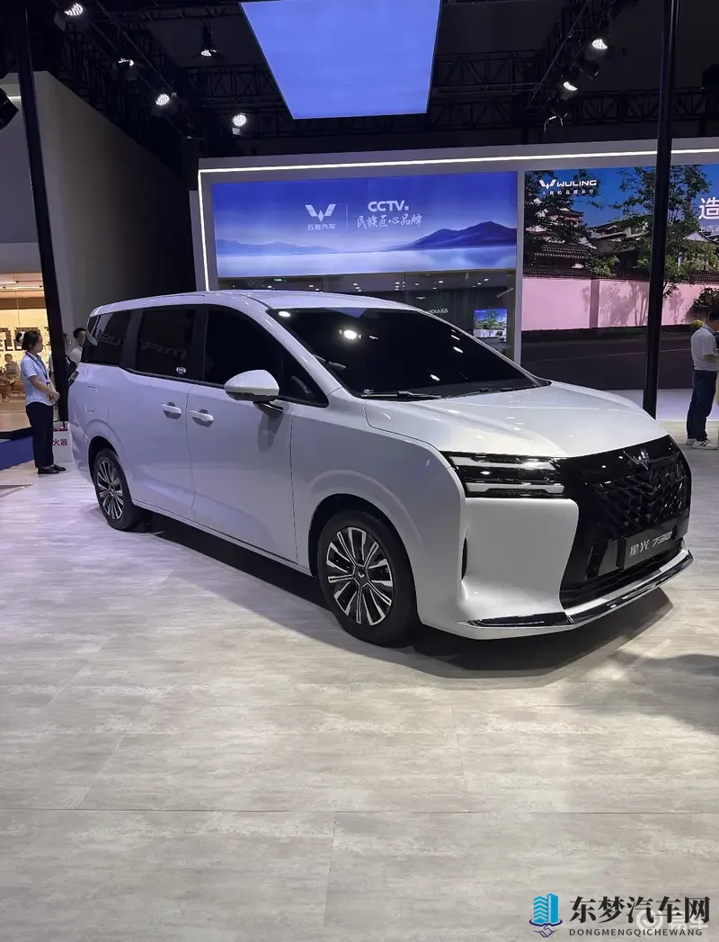 一面亲上边一边摸下边：科技舒适新体验，汽车内饰革新来袭-1