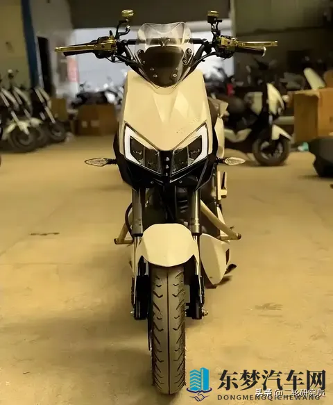 选电摩别乱买！雅迪X5这3个优势，让你通勤一周一充还倍儿有面-1