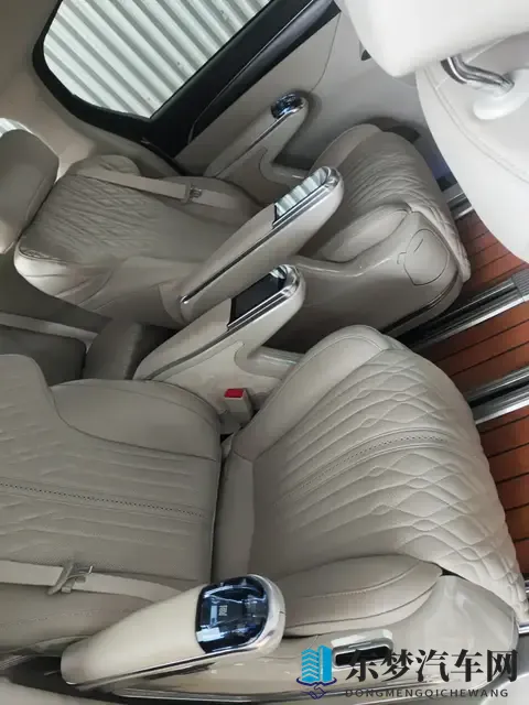 体育生自愿扒下给别人摸j：体育生自愿脱衣任人抚摸-2