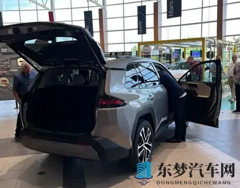 新一代RAV4实车亮相!机甲外观酷似霸道,三种动力可选,还配四驱-1