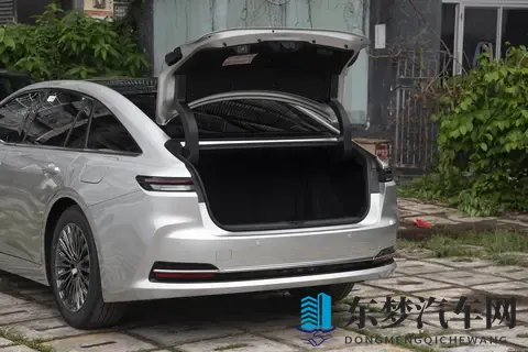 从日常体验看进口皇冠 Sedan 两款车型的配置选择-1