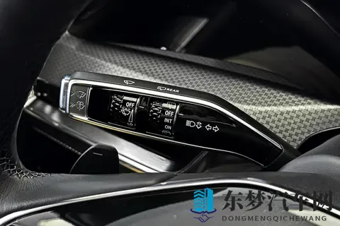 凯迪拉克XT5车机实测：33寸巨屏 + 8155芯片，比手机还好用？-1