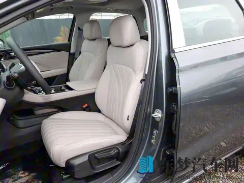 吉利“上硬菜”，688万三厢轿车，亏电油耗28L，买家用车看它-2