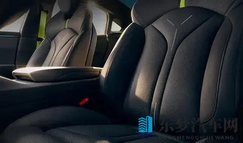 帅气不输小米SU7，小鹏P7新车登场，全系标配前Brembo四活塞卡钳