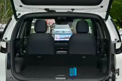 丁丁一进一出动态图：丁丁动作瞬间呈现，动态画面栩栩如生-1