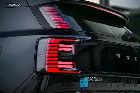 在激战正酣的电动车市场，沃尔沃带来了北欧精灵！试驾沃尔沃EX30-2