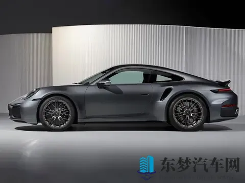 小男孩与妈妈小马拉大车:童子助力母携瘦马,共驱重车前行路-1