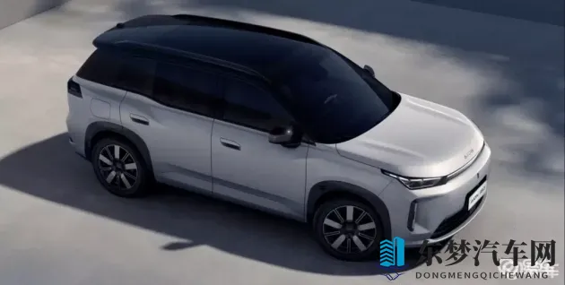 丰满女人和雄性宠物交：汽车文化新视角：丰满魅力与忠诚陪伴的独特故事-1