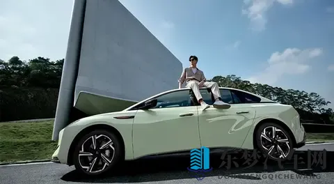 定位中大型车，红旗EH7官图发布并提供两种动力-1