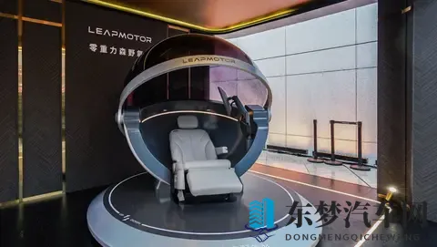 别急着买问界M7!零跑D19盲订开启,增程版也有500km纯电续航-2