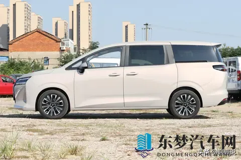 2025 年真七座 SUV 标杆？五菱星光 730：第三排能躺、能装露营装备-1