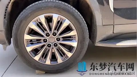 四块砖头困车：前驱车没有能通过的，这是什么原理？-3