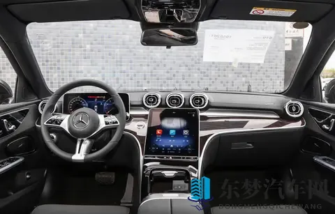 提供两驱_四驱车型，搭载15T+9AT动力，2025款奔驰C级该怎么选？-2