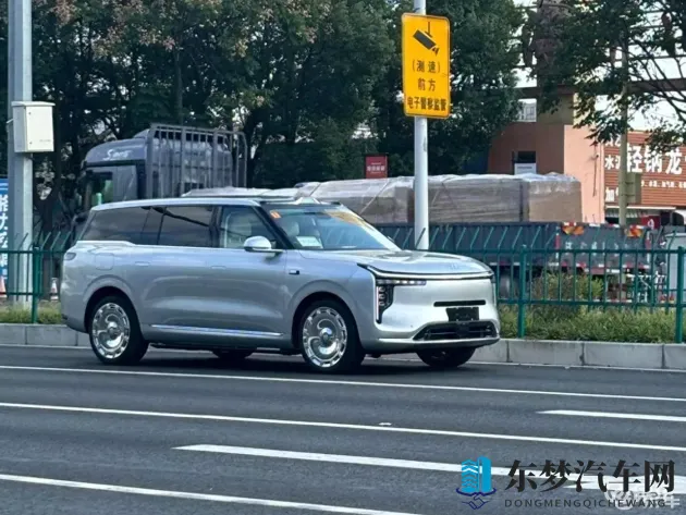 亲妺妺洗澡时伸进她的内裤里：亲妹妹洗澡时手伸进内裤深处-1