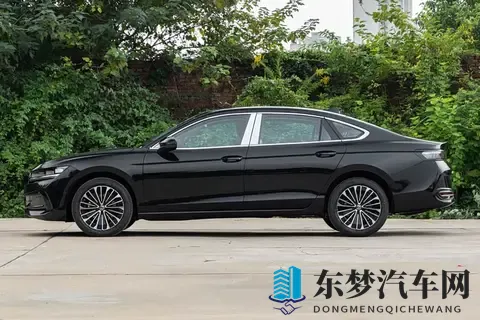 2026款大众迈腾B9实车亮相！方向盘回归物理按键_增华为HiCar-3