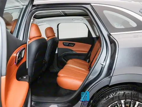 一觉醒来,全新瑞虎8正式亮相,提供两种外观内饰,定位大五座SUV-2