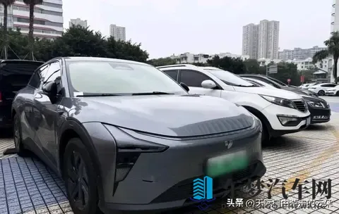 烂尾车”逆袭记：年轻人花1_3价格抢破产车刷机改装-2