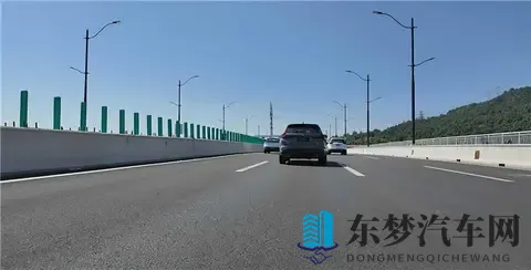 美女不穿衣服软件：女性形体艺术展示程序