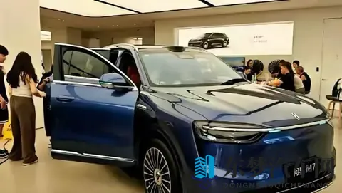 周末逛华为展厅真实一幕：50万的车被抢空，20万的车却无人问津！-2