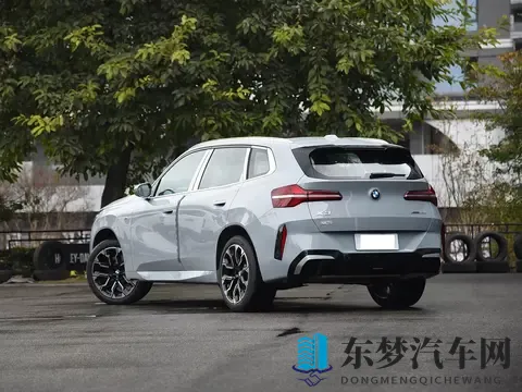 宝马这款中型SUV不足40万，轴距看齐X5配曜夜运动套件，搭载20T