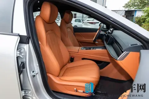 激光雷达+8295芯片，选15万级轿跑可以看看eπ007+表现如何-1