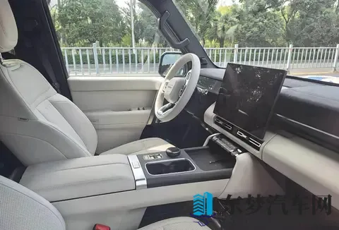 国产增程版“卫士”实车亮相!硬朗越野外观,车长超5米,配四驱-3