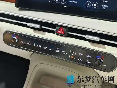 美乳叶子户外勾搭啪啪：户外邂逅美乳女子，激情互动浪漫瞬间-2