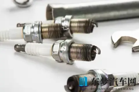 开了6年车，才知道原来火花塞根本不用定期换，都是经验！-1